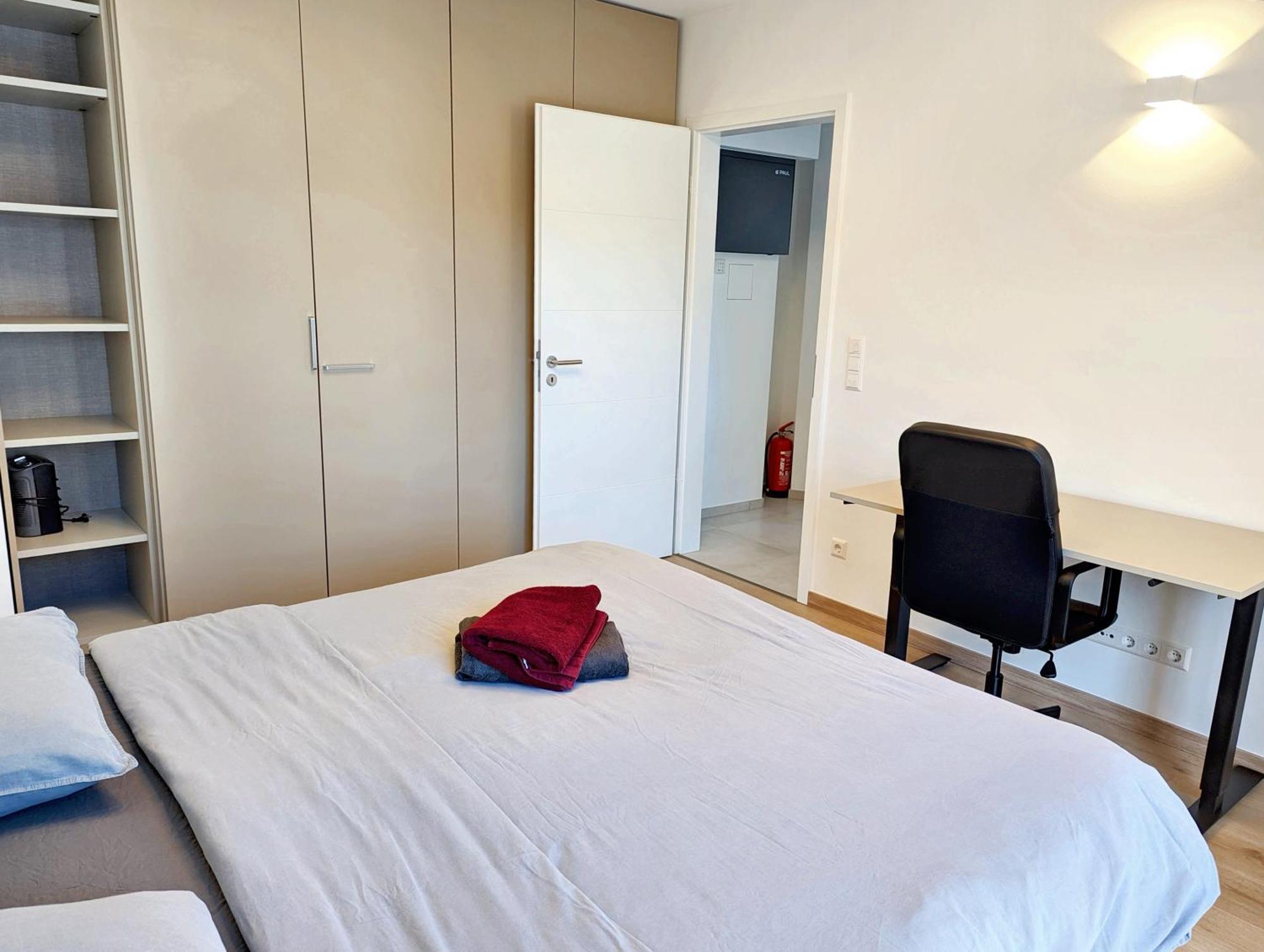 Belair New 1br W/ Balcony+garage Apartamento
